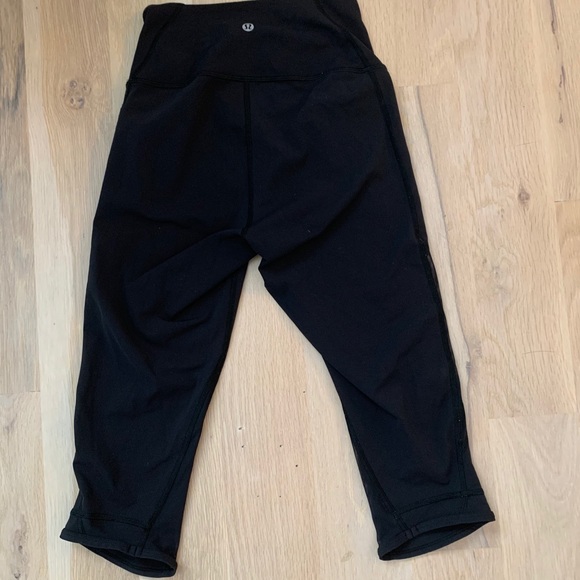 Lululemon 19” black crops with mesh detailing - Picture 7 of 8